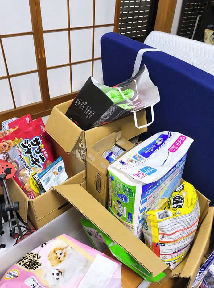 室内に多数の段ボール箱が置かれている様子
