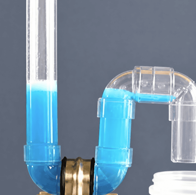 封水蒸発防止剤を入れた透明な排水トラップと、内部にたまった青い液体