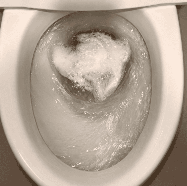 水を流している最中のトイレの便器