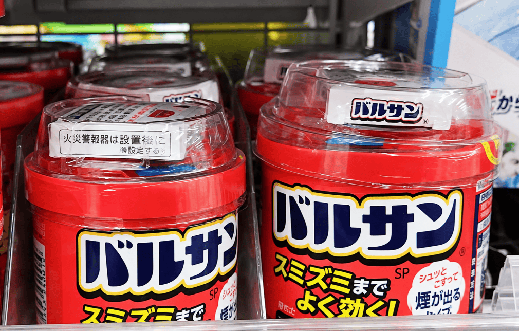 店頭の棚に並ぶ赤い容器のバルサン